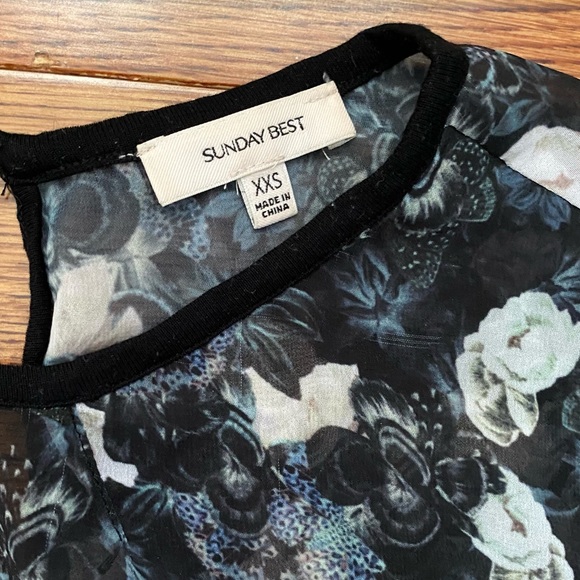 Sunday Best from Aritzia - Crop Floral Blouse with Open Back - Picture 2 of 7